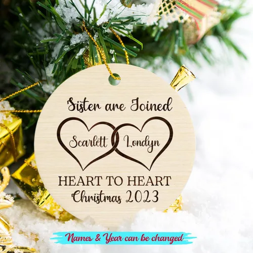 Vista 2 de Sister are Joined - Adorno de Navidad de corazón a corazón, adorno de Navidad personalizado con nombre de hermana, regalo para dos hermanas, adorno
