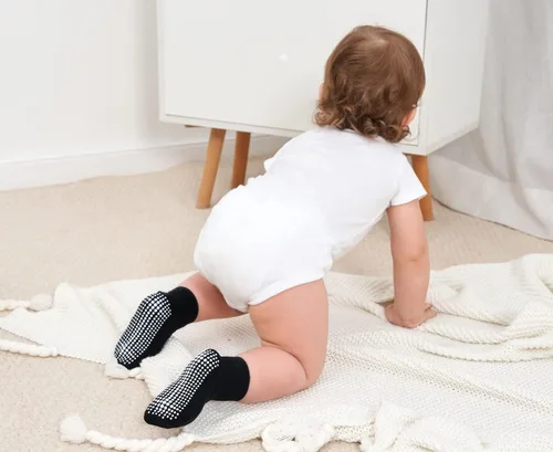 Vista 4 de Zaples Calcetines de tobillo antideslizantes con agarre antideslizante para niños y niñas, corte bajo para bebés y niños pequeños