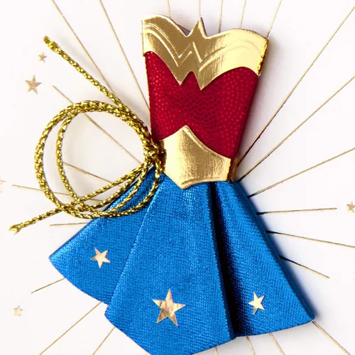 Vista 4 de Tarjeta de cumpleaños Hallmark Signature para mujeres (Wonder Woman)