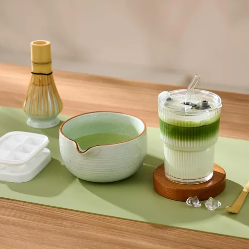 Vista 7 de Juego de batidor de matcha, kit completo de matcha con cuenco, batidor y soporte de bambú, cuchara, tamiz, taza de vidrio con tapa y pajita, bandeja