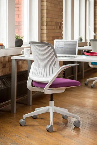 Vista 4 de Steelcase Silla de oficina Cobi: brazos con tapas de brazo blandas - Ruedas de piso duro