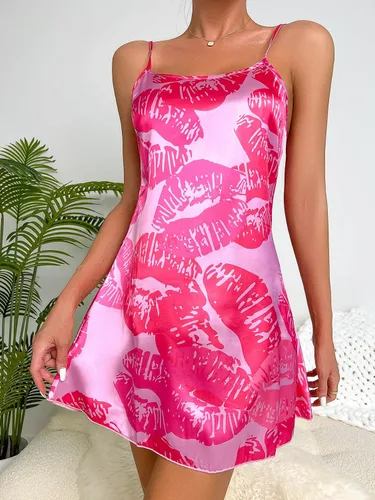 Vista 3 de WDIRARA Camisón de satén para mujer, mini camisola sin mangas, con estampado de labios, ropa de dormir