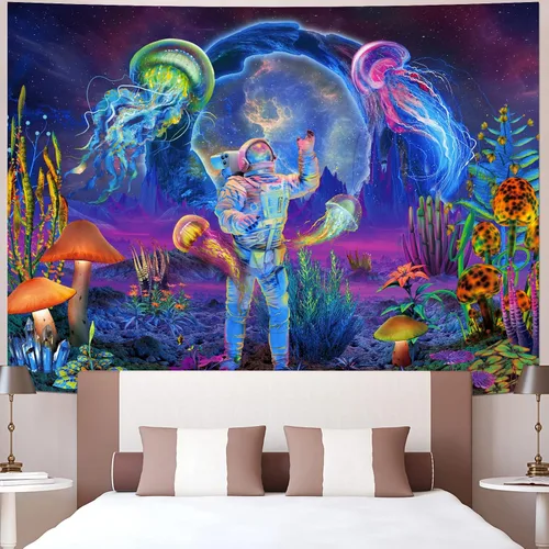 Vista 3 de Heopapin Tapiz de astronauta con luz negra, medusas, hongos, plantas fantásticas reactivas a los rayos UV, tapetes de pared de neón, galaxia, Medusa