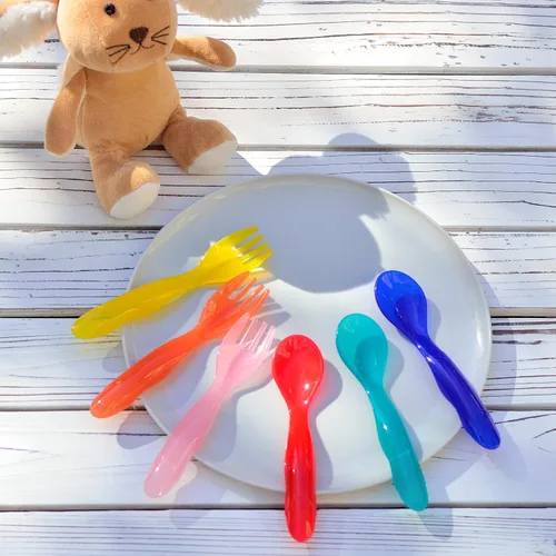 Vista 3 de Youngever 18 utensilios de plástico para niños pequeños, tenedores de plástico para niños, tamaño grande, apto para lavavajillas, juego de 9 en 9