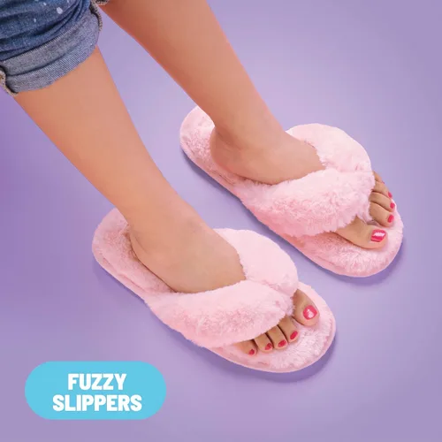Vista 3 de Claire's Kit de pedicura para niños, juego de spa en casa de 7 piezas con pantuflas peludas, esmalte de uñas, separadores de dedos y lima de uñas