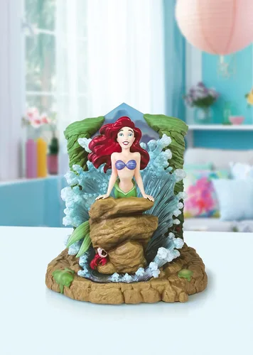 Vista 2 de Enesco Disney Showcase - Figura iluminada de Ariel Crashing Waves de La Sirenita, 9 pulgadas, multicolor