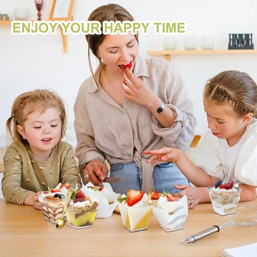 Vista 5 de Paquete de 150 tazas cuadradas de plástico para postre de 8 onzas con tapas de cúpula y mini cucharas doradas, tazas de yogur transparente