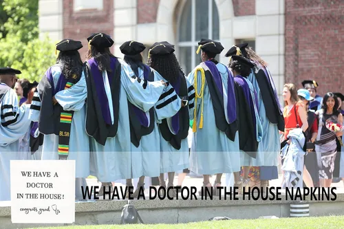 Vista 5 de Servilletas con texto en inglés "We Have A Doctor In The House", servilletas de graduación de doctor, decoraciones de graduación de doctor clase