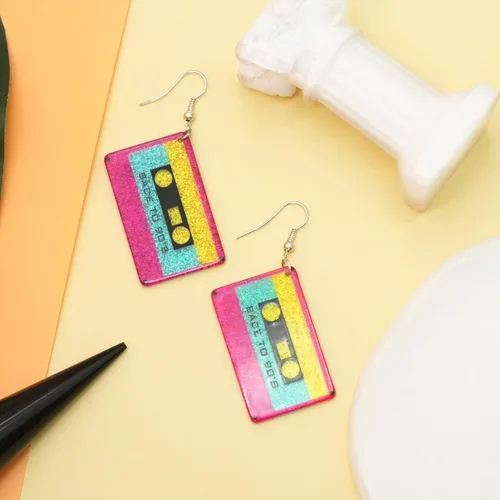 Vista 6 de Aretes de los años 70, 80 y 90 para mujer, aretes retro de cinta de cassette acrílica, aretes colgantes para Halloween, cosplay, fiesta brillante