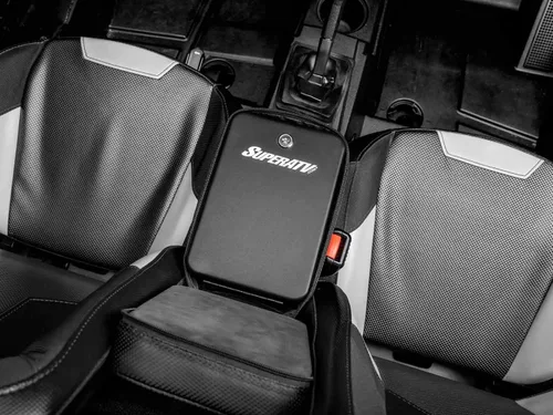 Vista 4 de SuperATV Almacenamiento de armas con reposabrazos para Polaris RZR 900/1000 / Turbo Compartimento con cerradura 2 llaves incluidas Exterior
