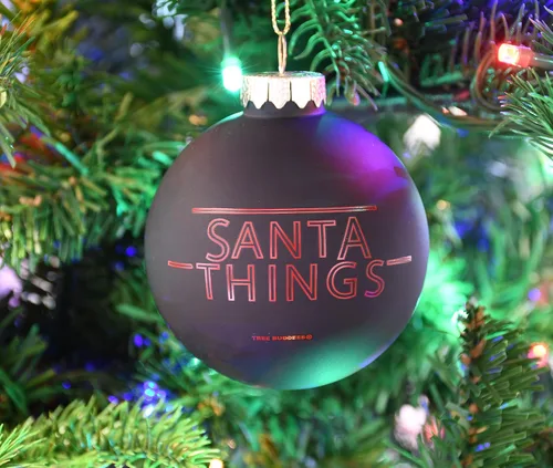 Vista 3 de Tree Buddees Cosas de Santa - Graciosa parodia de Stranger Things, adorno navideño de vidrio de Santa