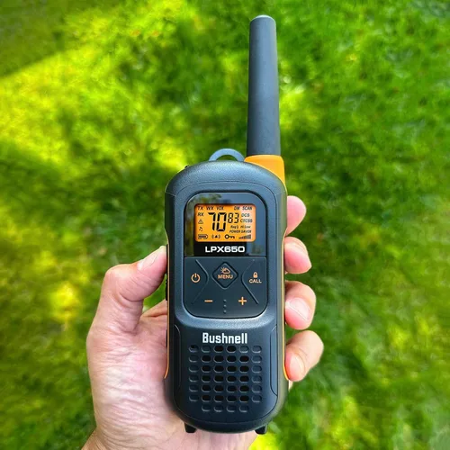 Vista 2 de Bushnell LPX650 Walkie Talkie Radio – Calidad fiable, diseño flotante resistente, 2 W de potencia para 42 millas de alcance, radios bidireccionales