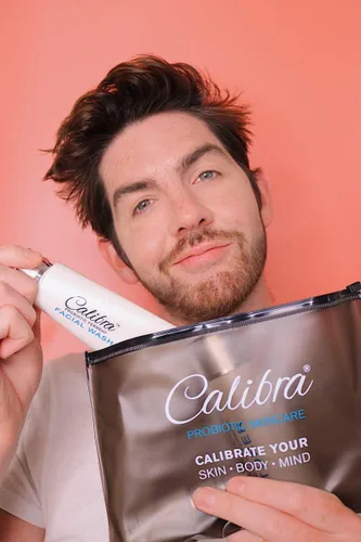 Vista 4 de Calibra Lavado facial: limpiador probiótico suave y calmante para hombres, calma la apariencia de enrojecimiento e irritación