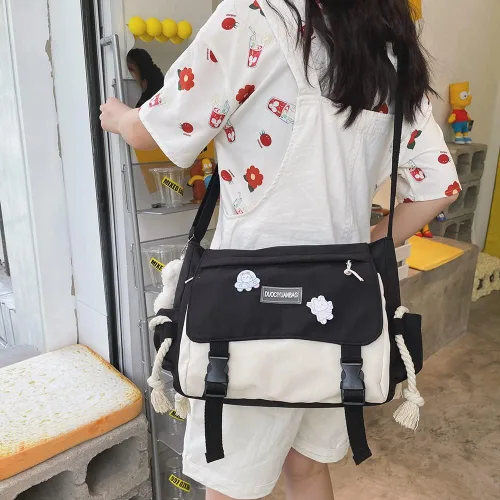 Vista 3 de Juoxeepy Bolsa de mensajero estética con colgante de relleno y alfileres Kawaii bolsa cruzada para mujer bolsa de mensajero de nailon