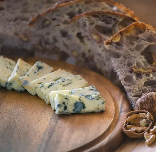 Vista 2 de Bleu D'Auvergne AOC - Queso azul francés - 1 lb / 454 g - GARANTIZADO POR LA NOCHE