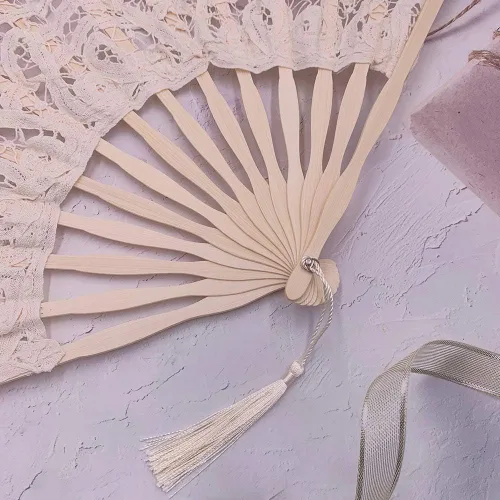 Vista 4 de Ventilador de mano plegable, abanico de encaje para mujer, elegante abanico de algodón hecho a mano, abanicos retro vintage con varillas de bambú