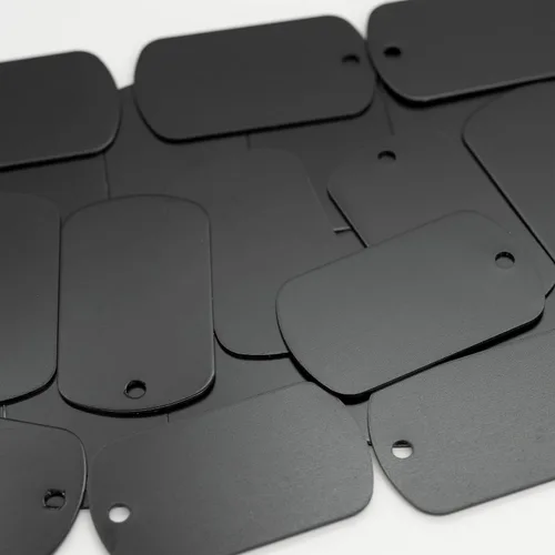 Vista 5 de StayMax Etiquetas en blanco de grabado de aluminio anodizado Paquete de 50 unidades (negro)