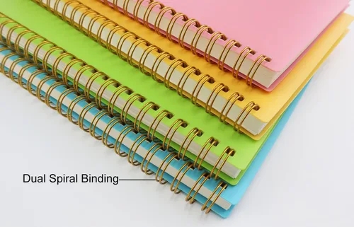 Vista 4 de Cuaderno en espiral con tapa dura de plástico, 5.5" x 8.5", cuaderno universitario con rayas y 4 colores, 80 hojas / 160 páginas por cuaderno
