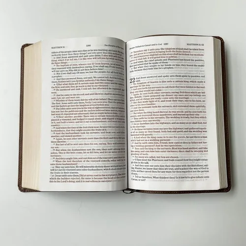 Vista 6 de Biblia KJV ilustrada a mano y grabada con láser, cuero marrón, incluye opción de agregar nombre grabado, regalo personalizado para boda, bautizo