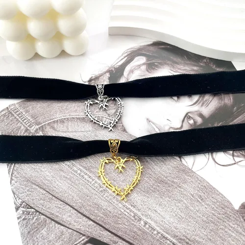 Vista 6 de Karol Bichota - Gargantilla de corazón Karol Merch, collar de corazón de Karol, corazón gótico dorado, accesorios KG para mujeres, collar Bichota