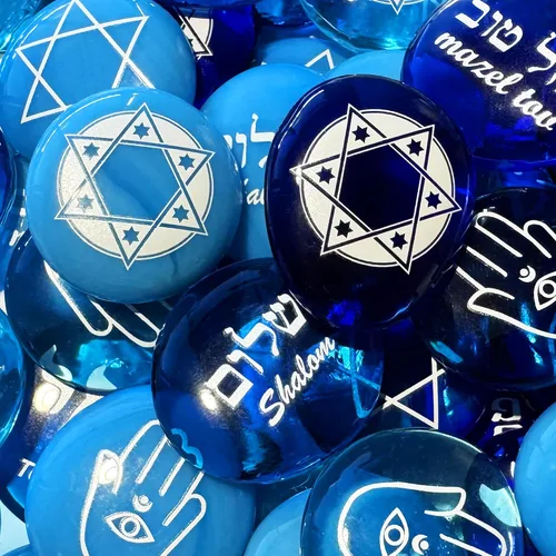 Vista 3 de Judaica Glass Stones: Chai, Estrella de David, Hamsa, Mazel Tov y Shalom en Sombras de Azul, Conjunto de seis, por Lifeforce Glass