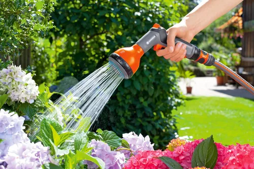 Vista 2 de Gardena Rociador Múltiple Clásico: Rociador de Jardín para Regar Canteros y Plantas en Maceta, Tres Patrones de Pulverización, Protección contra