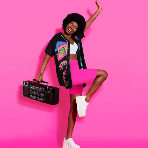 Vista 5 de Xtinmee Traje de los años 8090 para mujer, kit de disfraz de hip hop, disfraz de los años 90, camiseta de béisbol, camisa de manga corta, pantalones