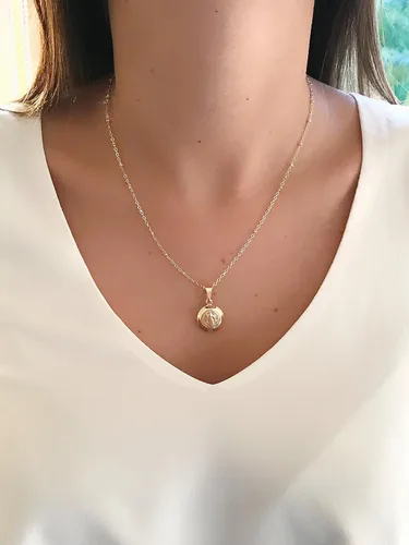 Vista 4 de LESLIE BOULES Collar con medalla de San Benito chapado en oro de 18 quilates para mujer, joyería religiosa