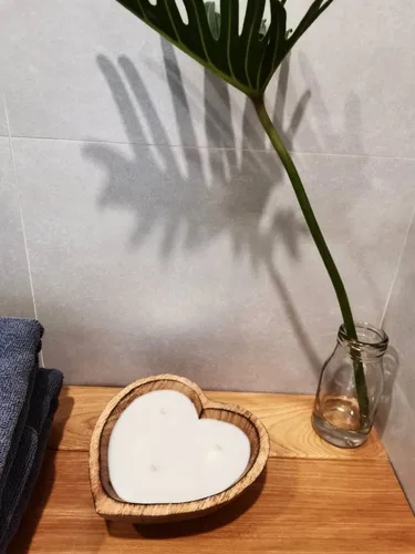 Vista 4 de Cuenco de madera con forma de corazón de 6 pulgadas, vela de cera de soja perfumada de vainilla y sándalo, 3 mechas de 5 onzas, cuencos de masa