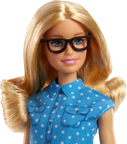 Vista 2 de Muñecas y juego de Barbie Profesora con muñeca de moda, muñeca pequeña, muebles y accesorios incluyendo pizarra reversible