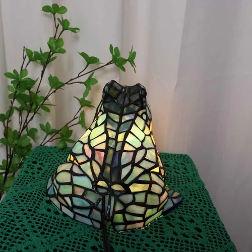Vista 4 de Bieye L10829 Lámpara de Mesa de Rana Estilo Tiffany Vidrio Manchado Luz de Acento Nocturna para Decoración del Hogar Guardería Mesita de Noche