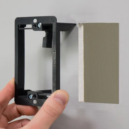 Vista 3 de Fosmon – Placa de pared de 1 cuerpo de apertura estilo de brocha para pasar cables de bajo voltaje. Placa para instalar en la pared