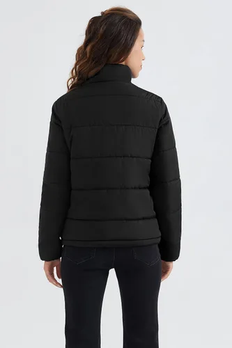 Vista 2 de Orolay Chaqueta acolchada ligera para mujer, abrigo de invierno de longitud corta casual