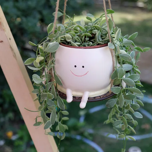 Vista 4 de Macetero Colgante con Silla Cintillo y Cara Sonriente para Plantas de Interior y Exterior, Macetas de Resina Lindas con Cabeza para Cadena