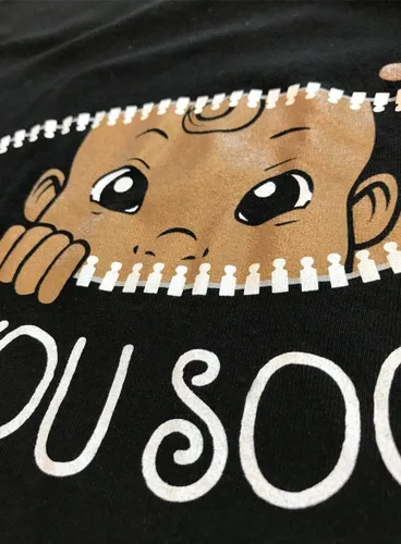 Vista 3 de See You Soon! Lindo divertido embarazo embarazo afroamericano bebé cuello redondo camiseta negra para mujeres embarazadas
