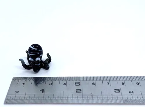 Vista 2 de Pulpo diminutas micro figuras sopladas a mano de vidrio de color arte animales coleccionables regalo decoración del hogar (negro)