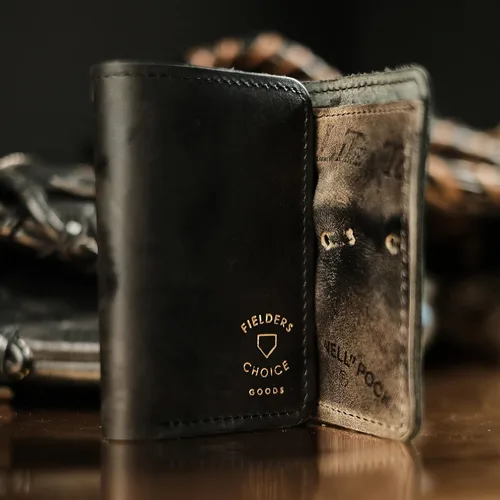 Vista 4 de FIELDERS CHOICE GOODS FC Goods - Cartera triple de cuero negra hecha a mano con guantes de béisbol vintage, Negro