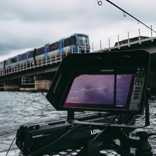 Vista 4 de BerleyPro Lowrance - Visera buscadora de peces, cubierta solar y reducción de deslumbramiento, compatible con HDS Live/PRO, Elite FS, revelación