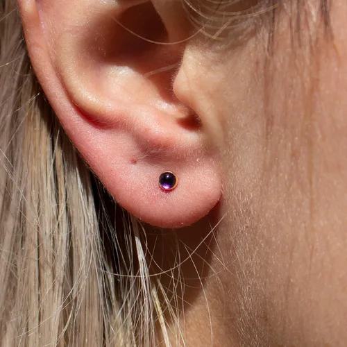 Vista 2 de Juego de aretes pequeños de oro con bisel, bola para cartílago, tragus, hélice, múltiples joyas hipoalergénicas de piedra natal para mujer