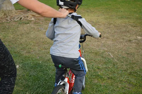 Vista 4 de Arnés para niños First Ride. Pedal o entrenador de bicicleta de equilibrio, sin ruedas de entrenamiento