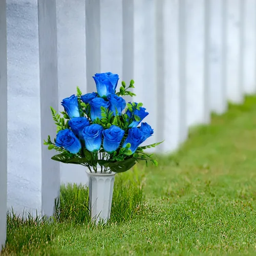 Vista 5 de XONOR Flores artificiales de cementerio, juego de 2 ramos de rosas artificiales, flores conmemorativas con jarrón para decoración de lápidas de Azul