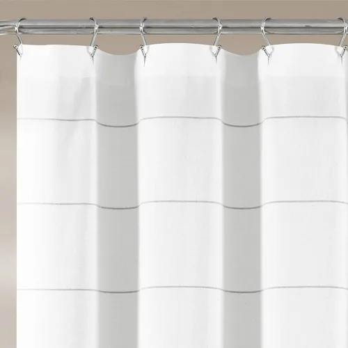 Vista 3 de Lush Decor Cortina de ducha de algodón tejido blanco con rayas grises y flecos de borlas, accesorios de baño (72 x 72 pulgadas)