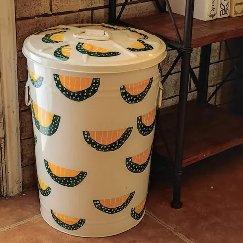 Vista 7 de Bote de basura de metal pintado a mano con tapa, contenedor de reciclaje, organización de almacenamiento, cubo de basura grande decorativo, cubo