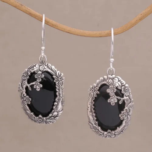 Vista 4 de NOVICA Aretes colgantes artesanales hechos a mano de ónice de plata de ley 925 floral de Bali, negro, Indonesia, piedra natal de la naturaleza