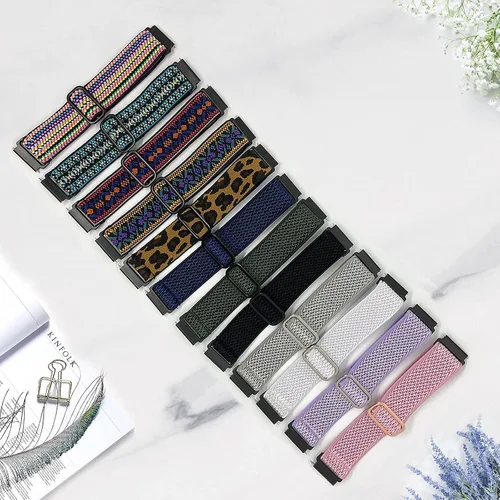 Vista 5 de Paquete de 4 bandas elásticas compatibles con pulseras Fitbit Versa y Versa 2, correas de repuesto elásticas ajustables de nailon suave para mujeres
