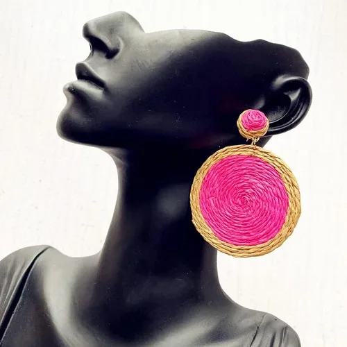 Vista 4 de Juego de 3 pares de aretes colgantes de rafia, estilo bohemio, colorido de flores, redondos, cuadrados, de ratán, para verano, playa, hechos a mano