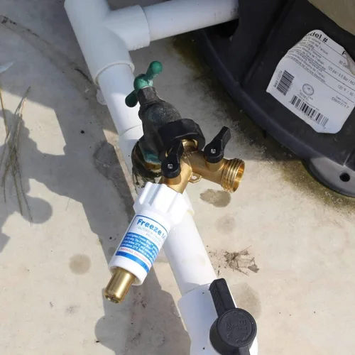 Vista 2 de Freeze Miser® y Conector de Manguera de Latón de ¾ Pulgada con Válvula de Cierre Y de 2 Vías