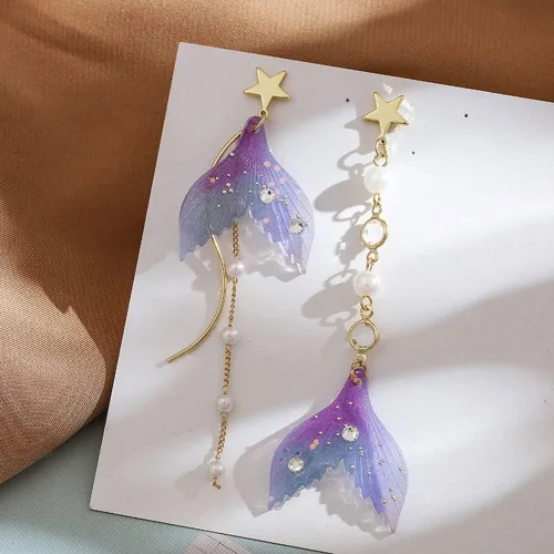 Vista 2 de Aretes coloridos de cola de pez para mujeres, adolescentes y niñas, aretes de gota de sirena