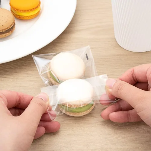Vista 6 de Restaurantware -Bolsas de golosinas de 4 x 3 pulgadas, 100 bolsas para galletas para microondas - Diseño de labios y cinta, resistente al calor