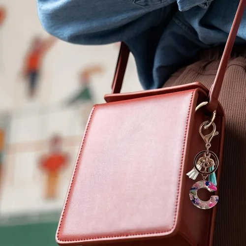 Vista 6 de Fario Llavero con letra inicial del alfabeto A-Z para mujer, colgante de borla, llavero para bolso, bolsos de mano para mujeres y niñas